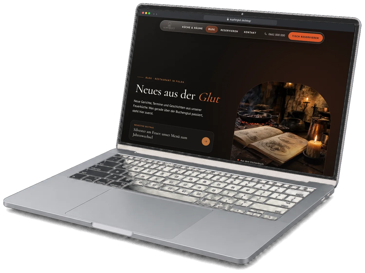 Blog des Demo-Restaurants Kupferglut auf dem Laptop: Neues aus der Glut, mit dem neuesten Beitrag