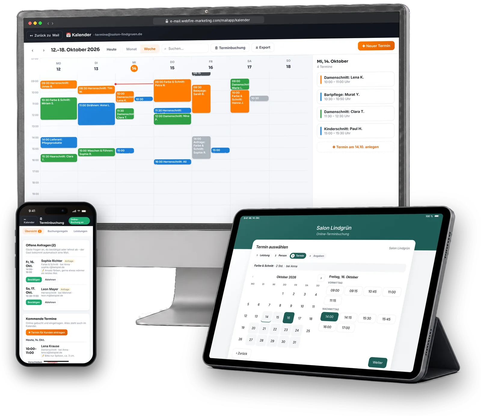 Online-Terminbuchung auf drei Geräten: Kalender mit gebuchten Terminen am Monitor, Buchungsseite mit freien Uhrzeiten auf dem Tablet und offene Anfragen auf dem Handy