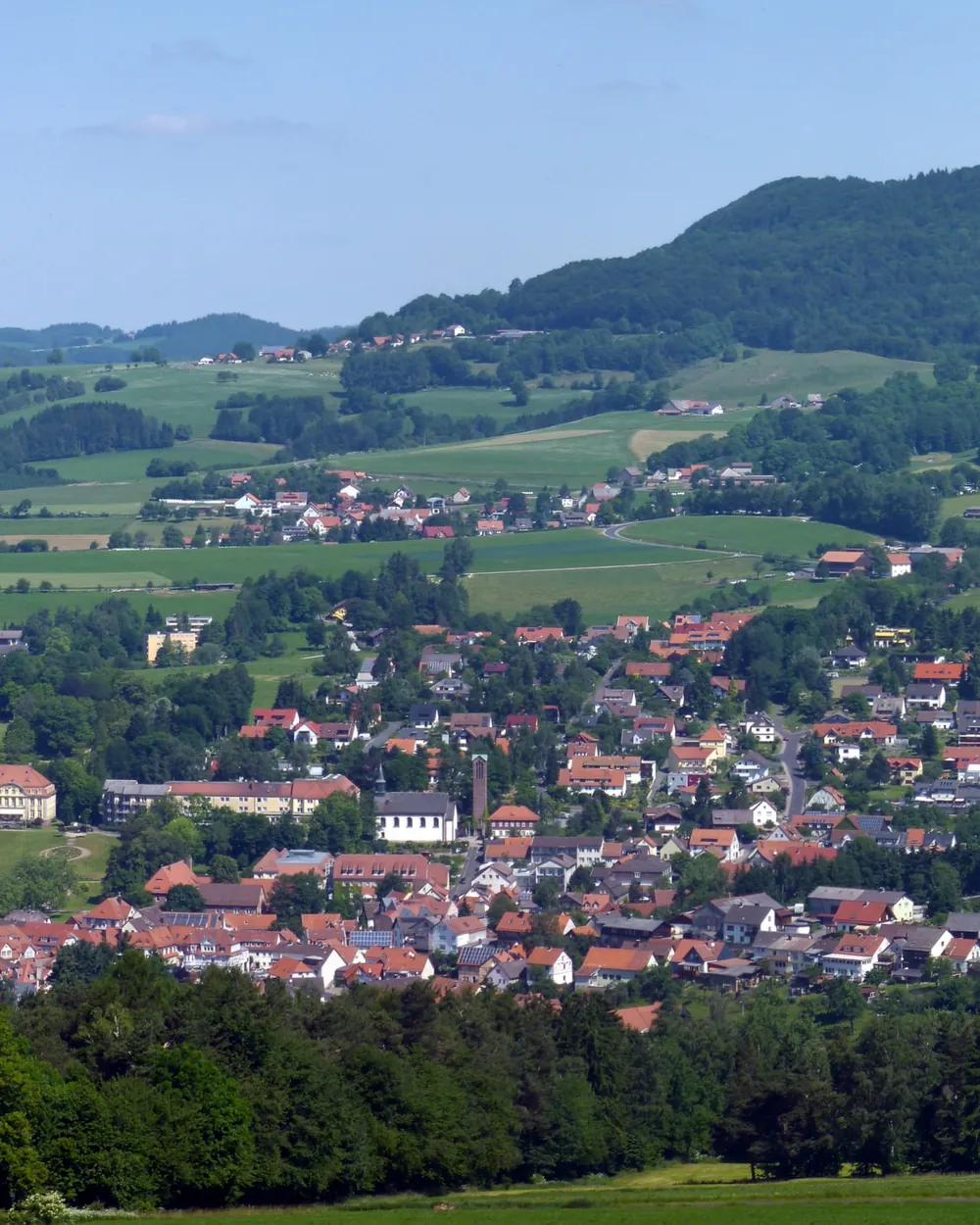 Blick über die Rhön bei Gersfeld mit Feldern, Wald und Hügeln